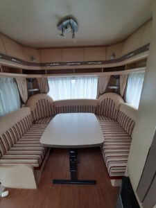 Kanapa w przyczepie kempingowej Hobby 495 z wypożyczalni Mobilne Mazury