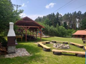 Ognisko grill plac zabaw i wiata w apartamentach nad jeziorem