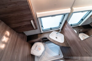 Łazienka Knaus QDK przyczepa kempingowa z wypożyczalni Mobilne Mazury