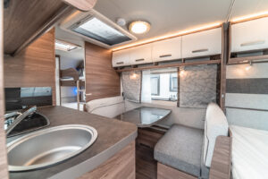 Wnętrze wynajem przyczepy kempingowej Knaus 500 KD