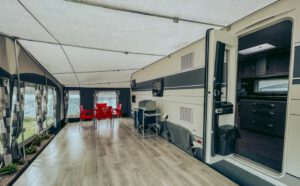Przedsionek z podłogą przyczepa kempingowa Prestige nad jeziorem