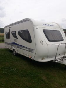 Mobilne Mazury przyczepa kempingowa Hobby 495 wynajem cały rok