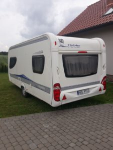 Tył przyczepy kempingowej Hobby 495 wypożyczalnia Mobilne Mazury