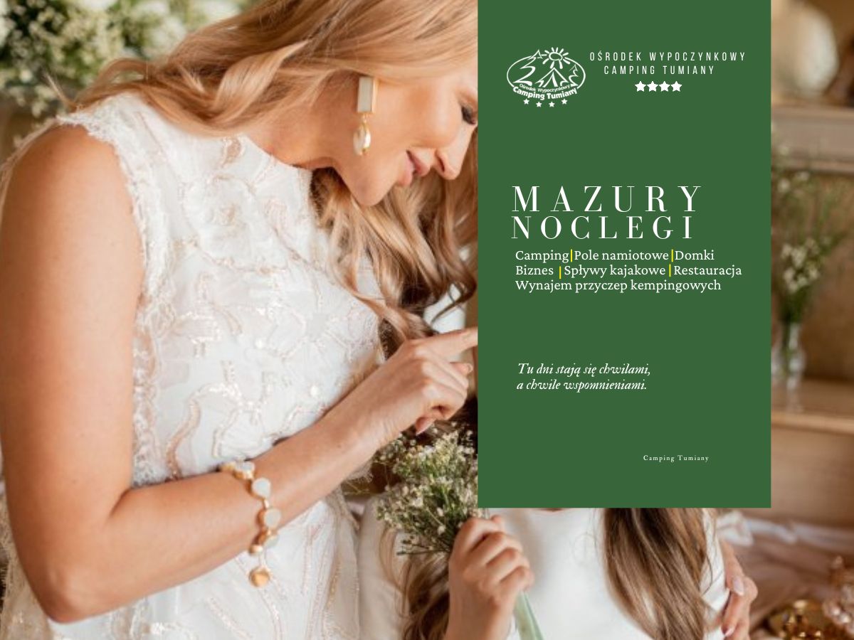 Kobieta w białej sukni trzyma kwiaty obok reklamy ośrodka, promującego komunię nad jeziorem Pisz.