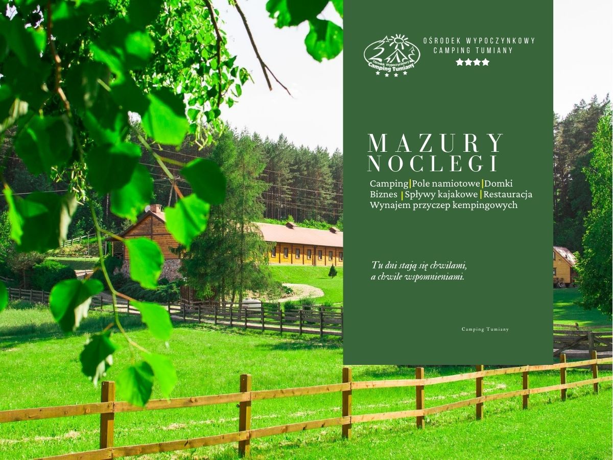 wynajem-domki-mazury.jpg Na zdjęciu widać zieloną okolicę z drzewami i ogrodzeniem, w tle domki do wynajęcia Mazury.