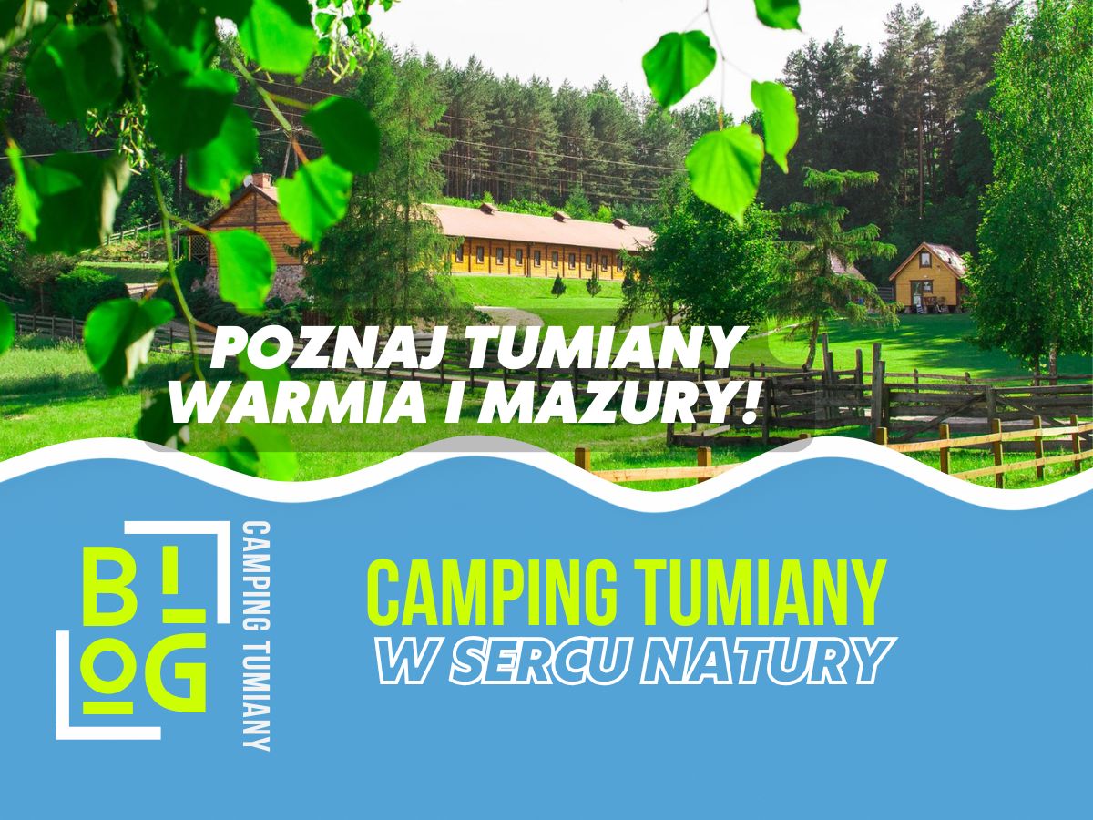 Na zdjęciu widać zielony krajobraz z domkami w tle, promujące hasło: domki do wynajęcia Mazury.