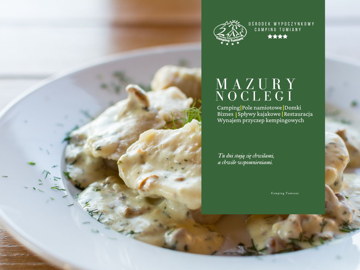 Danie serwowane w restauracji Mazury na tle zielonego menu ośrodka wypoczynkowego.