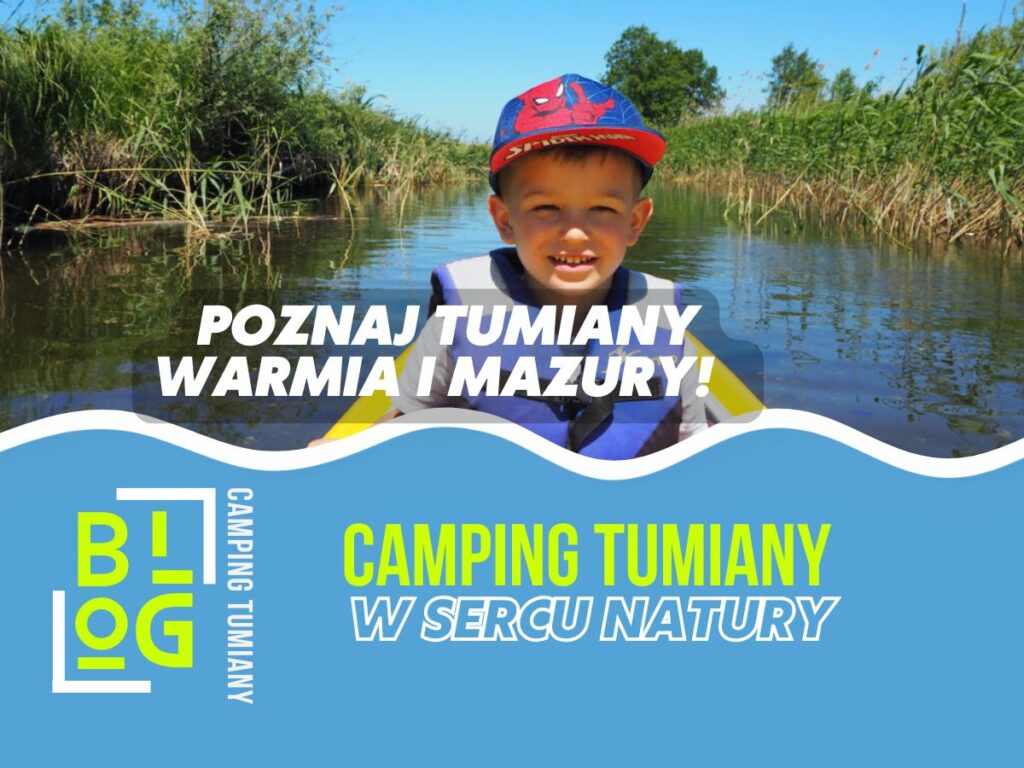 Dziecko w czapce na spływie kajakowym po rzece w otoczeniu zieleni.