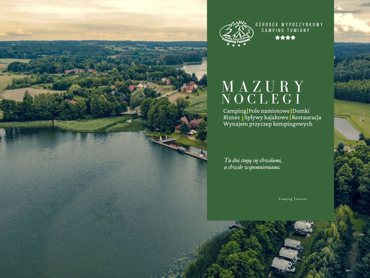 Widok na jezioro z otaczającym lasem oraz domki Mazury w tle.