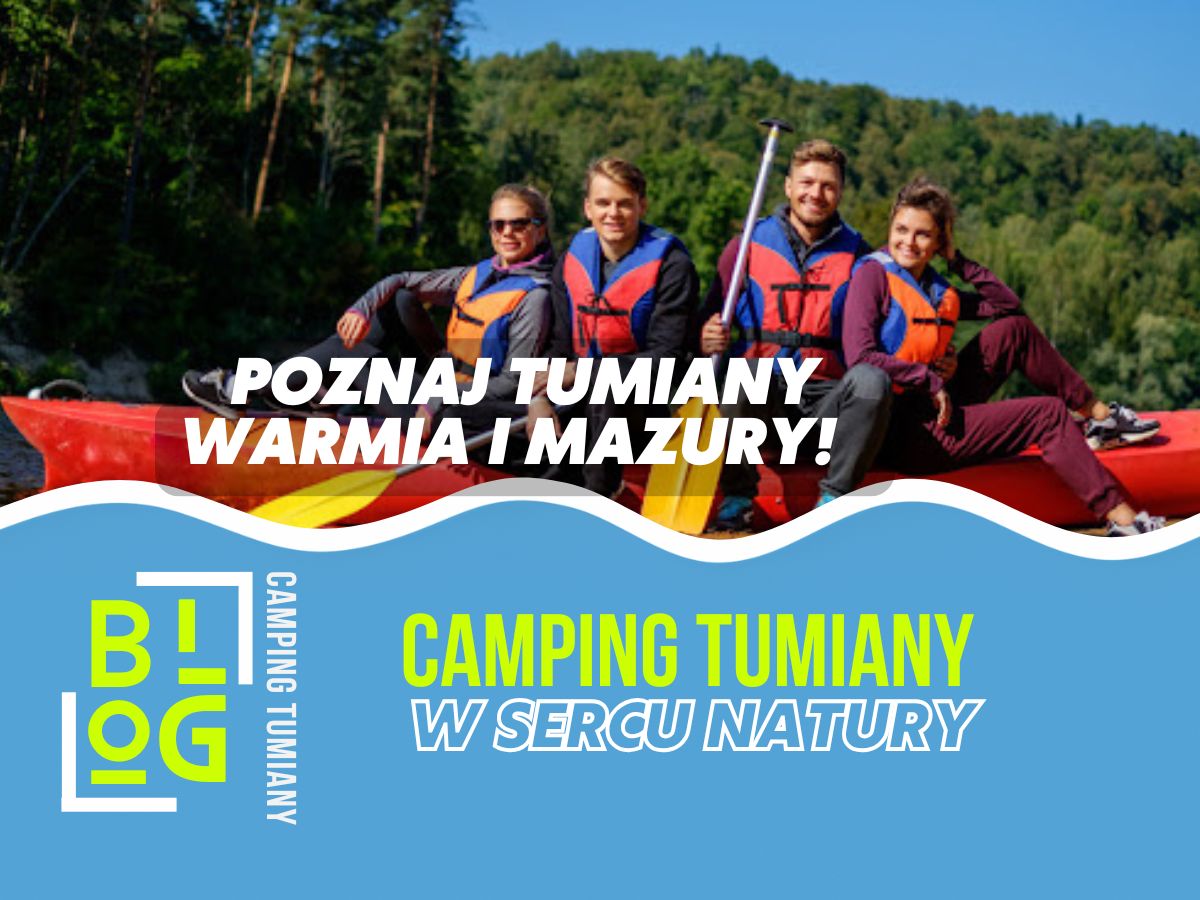 Grupa ludzi w kajaku na tle lasu promuje spływ kajakowy Mazury.