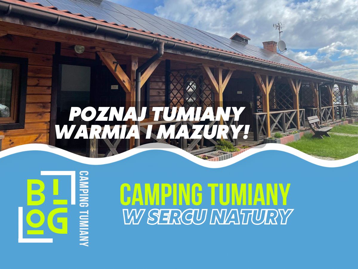 Drewniany budynek promujący domki do wynajęcia Mazury na kempingu Tumiany.