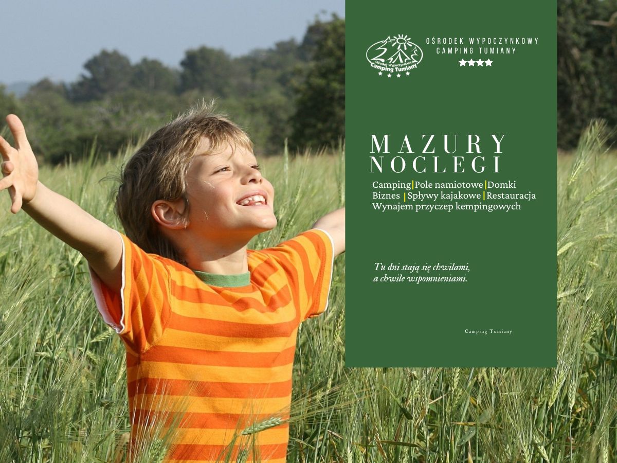 Chłopiec w pomarańczowej koszulce na polu z zaroślami, obok napis "Mazury noclegi", idealne miejsce na zieloną szkołę 2025.