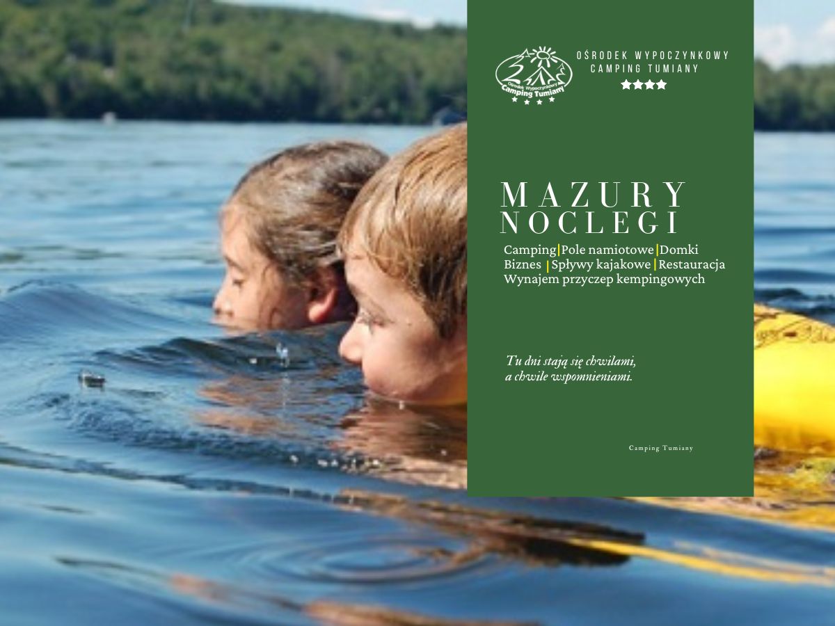 Dwoje dzieci pływa w jeziorze, promując zielona szkoła edukacja w Mazurach.