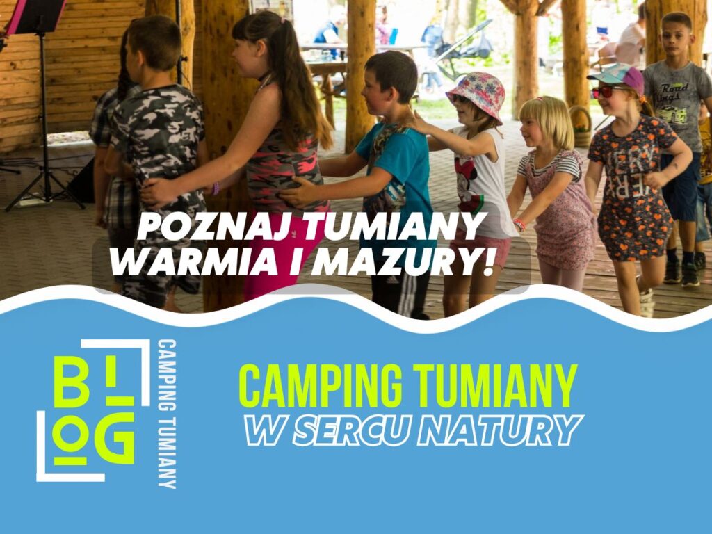 Grupa dzieci bawi się na drewnianym tarasie podczas zielonej szkoły Mazury.