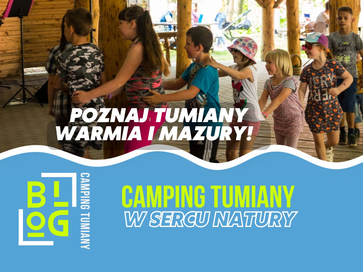 Grupa dzieci bawi się na drewnianym tarasie podczas zielonej szkoły Mazury.